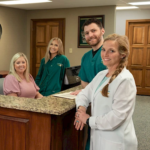 800_circle_frontdesk_dr-dexter_2-hyg_kristina_contact