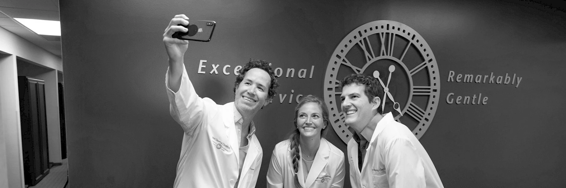 2_1_header_bw_3-drs_selfie_upstairs_1920x700